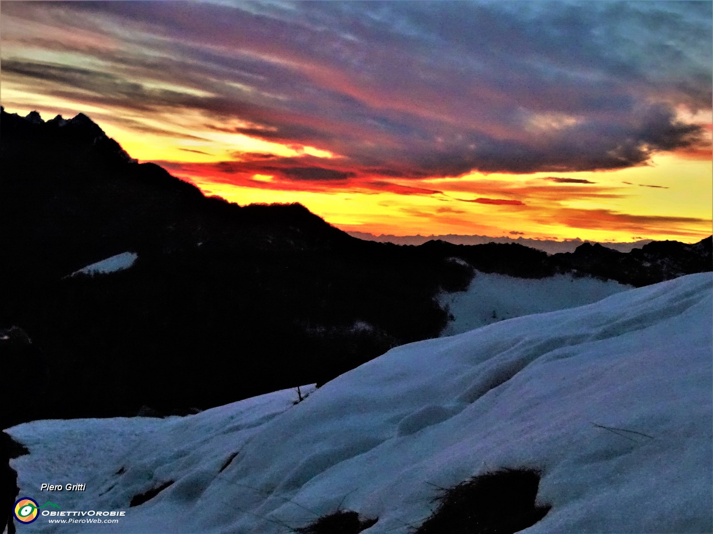 87 Ammirando gli spettacolari colori del tramonto verso il Resegone.JPG